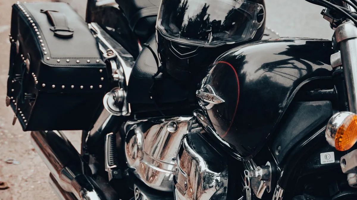 Indian Challenger Elite — chrome details and saddlebags