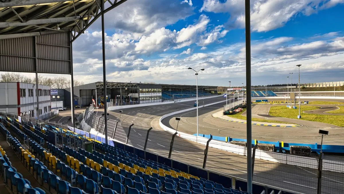 Empty motorsport racing track under blue sky ahead of King of the Baggers Mid-Ohio round