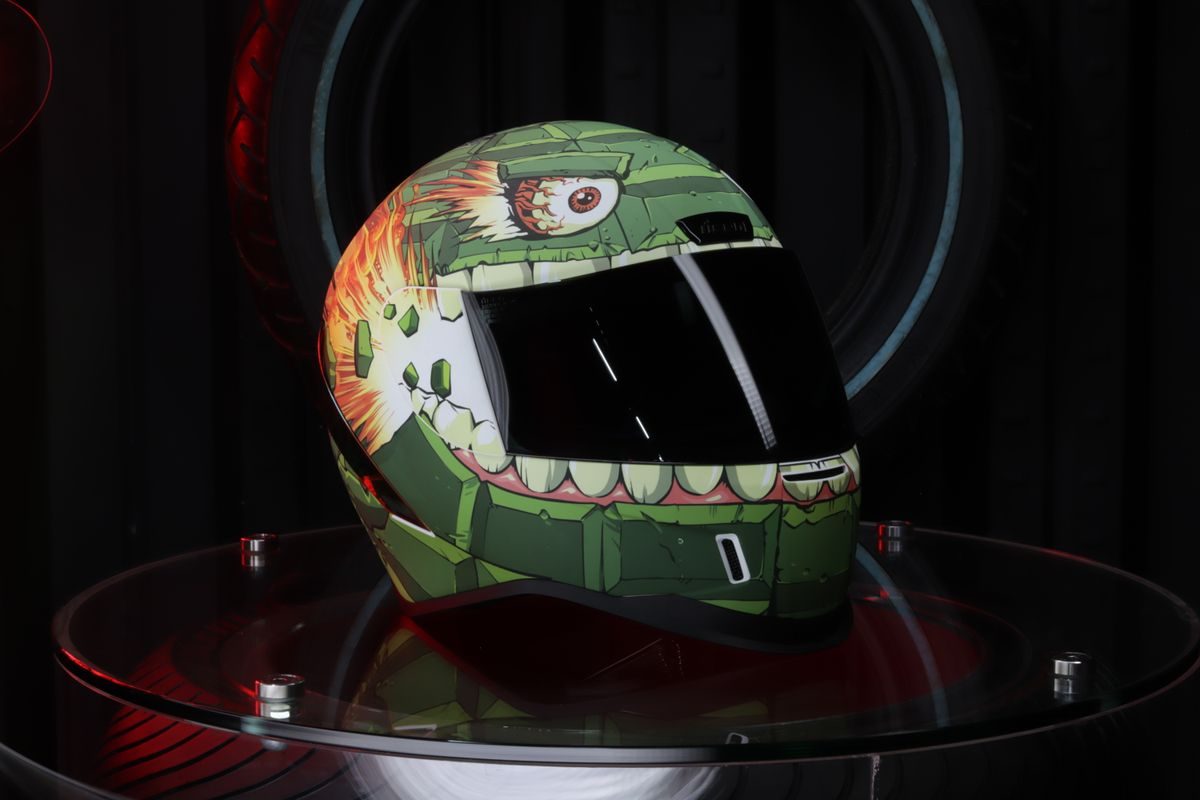 Smart motorcycle helmets with HUD technology 2026