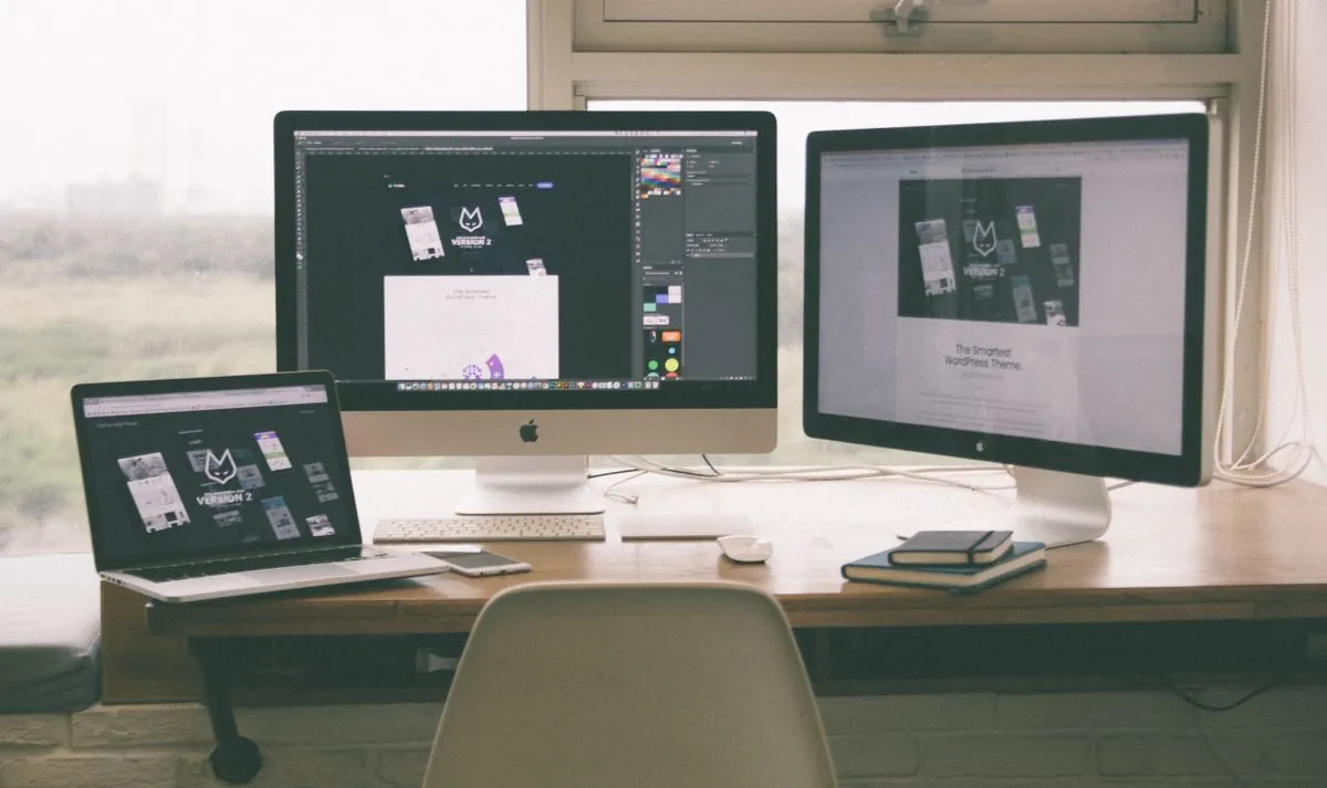 Portable laptop screen extender setup for remote work