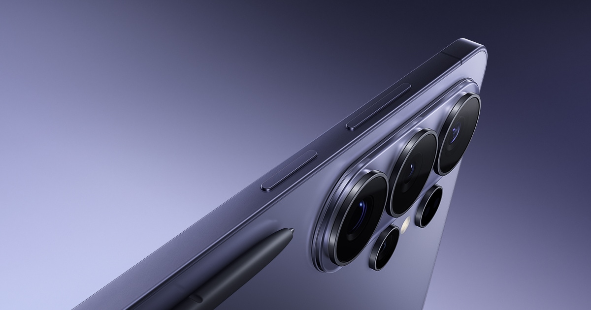 Modern smartphone with AI interface on screen, representing the Samsung Galaxy S26 Ultra with Gemini integration